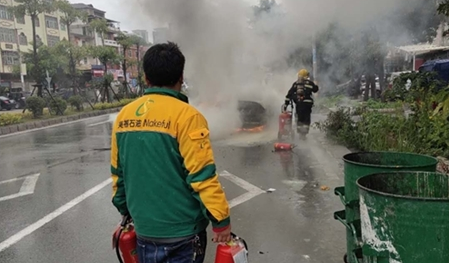  【烈火无情人有情】美福石油加油站协助南安消防中队扑灭自燃车辆