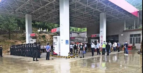热点话题 | 100多人联合执法 端掉5座非法加油站